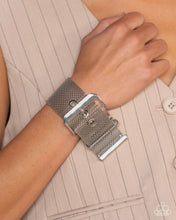 Load image into Gallery viewer, Defiant Display - Silver #B951
