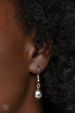 Load image into Gallery viewer, Lady In Waiting #BB4057

